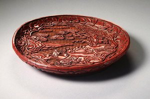 Plato tallado de cinabrio, finales de la dinastía Yuan a principios de la dinastía Ming